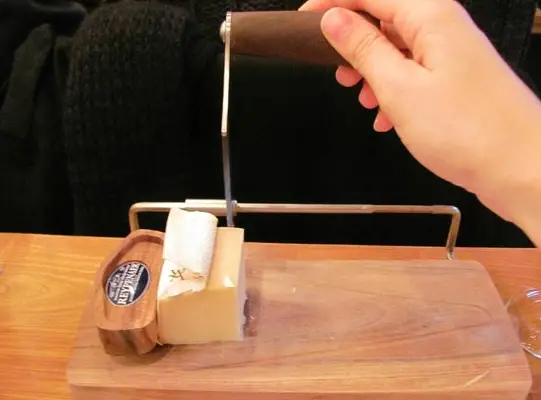 Guillotine cheese slicer